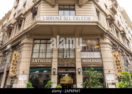 Schöner Blick auf die Fassade des alten historischen Architekturgebäudes im Zentrum von Buenos Aires, Argentinien Stockfoto