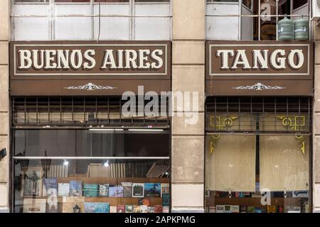 Schöner Blick auf die Fassade des alten historischen Tango-Gebäudes im Zentrum von Buenos Aires, Argentinien Stockfoto