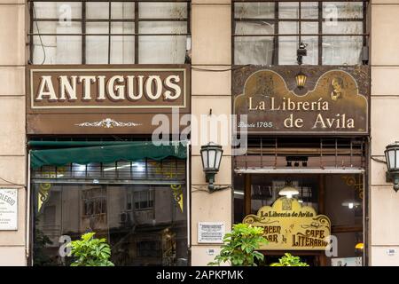 Schöner Blick auf die Fassade des alten historischen Architekturgebäudes im Zentrum von Buenos Aires, Argentinien Stockfoto