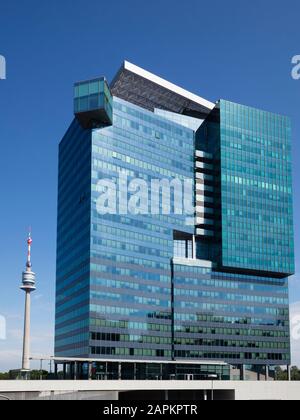 Österreich, Wien, Büro-Hochhaus mit Donauturm im Hintergrund Stockfoto