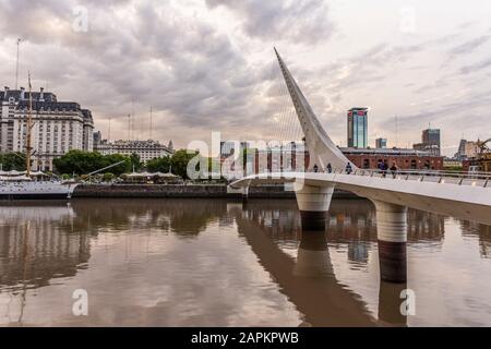 Schöner Blick auf die moderne Brücke und die Gebäude in Puerto Madero, Buenos Aires, Argentinien Stockfoto