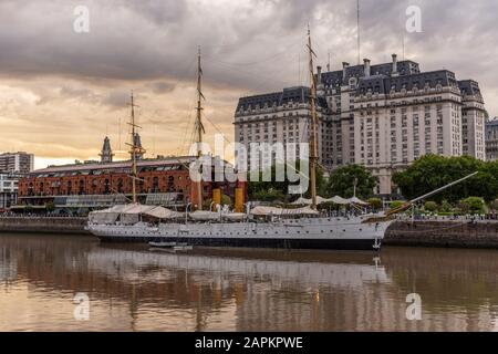 Schöner Blick auf das historische Fregattenschiff und die Gebäude in Puerto Madero, Buenos Aires, Argentinien Stockfoto