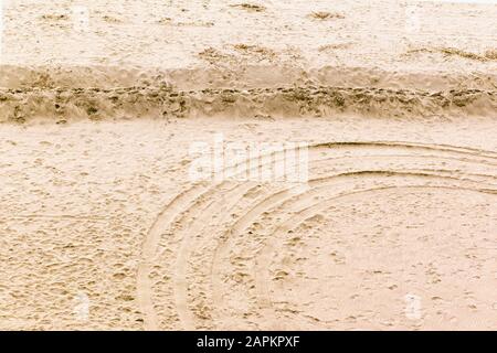 Spiralmuster und Sandwand an einem Golden Sandy Beach in Santa Cruz, Kalifornien, USA Stockfoto