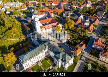 Lufttaufnahme, Deutschland, Bayern, Ursberg, Klosterkirche und Kloster Ursberg der franziskanischen St.-Josefin-Aggregation Stockfoto