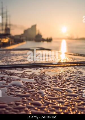 Deutschland, Hamburg, Silhouette der Elbphilharmonie bei Sonnenaufgang über dem Fluss gesehen Stockfoto