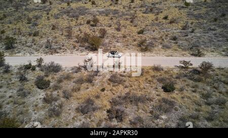 Luftaufnahme eines Jeeps, der auf einer Schmutzstrecke, Damaraland-Gebiet, in Namibia, unterwegs ist Stockfoto