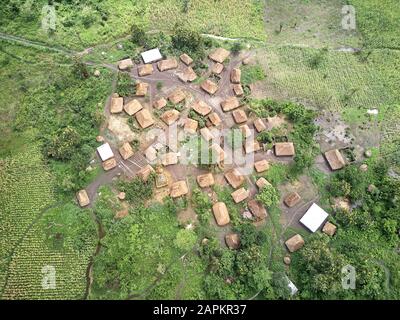Benin, Luftaufnahme des kleinen traditionellen Dorfes des Holi-Stammes Stockfoto
