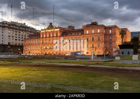 Casa Rosada (Präsidentenamt), während des Sonnenuntergangs beleuchtet, im Zentrum von Buenos Aires, Argentinien Stockfoto