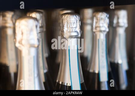 Champagnerflaschen im Restaurant Stockfoto