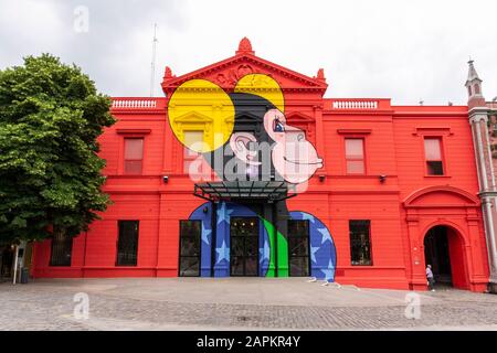 Farbenfrohes rotes Gebäude im Kulturzentrum Recoleta, Buenos Aires, Argentinien Stockfoto