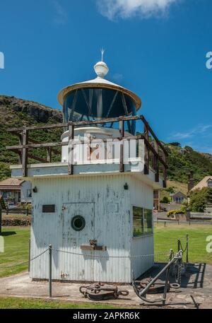 Stanley, Tasmanien, Australien - 15. Dezember 2009: Nahaufnahme des alten Leuchtturmdisplays, bestehend aus Holzunterbau und kreisförmigem Metalloberteil unter B. Stockfoto