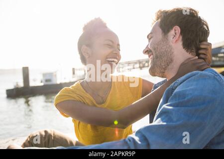 Glückliches junges Paar an der Waterfront, Lissabon, Portugal Stockfoto