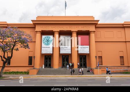 Orangefarbene Fassade des Gebäudes Des Fine Arts Museum in der Gegend von Recoleta, Buenos Aires, Argentinien Stockfoto