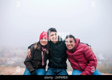 Junge mexikanische Freunde umarmen sich Stockfoto