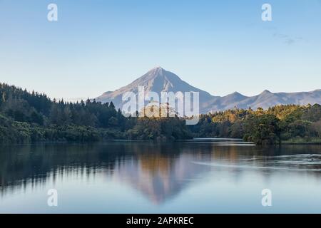 Neuseeland, landschaftlich schöner Blick auf den Wald rund um den Lake Mangamahoe mit dem Berg Taranaki im Hintergrund Stockfoto