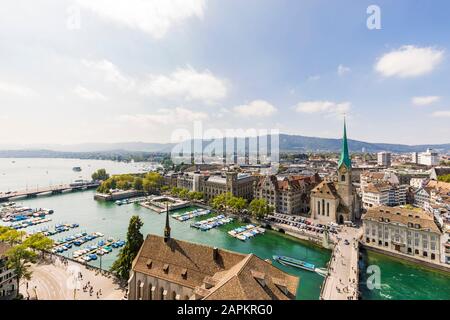 Schweiz, Kanton Zürich, Zürich, Skyline, Zürichsee, Altstadt, Limmat, Stadthausquai, Fraumünster, Münsterbrücke, Ausflugsboot, Fähre Stockfoto