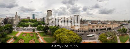 Wunderschöne Landschaft des San Martin Platzes, des Retiro Zentralbahnhofs und der Gebäude in Buenos Aires, Argentinien Stockfoto