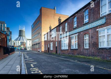 Pleasant Street Board School und Metropolitan Catholic Cathedral of Christ the King, Liverpool Stockfoto