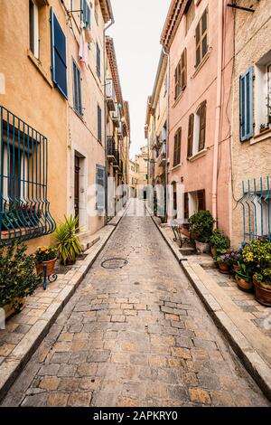 Frankreich, Cote d'Azur, Ceyreste, schmale Gasse in der Altstadt Stockfoto