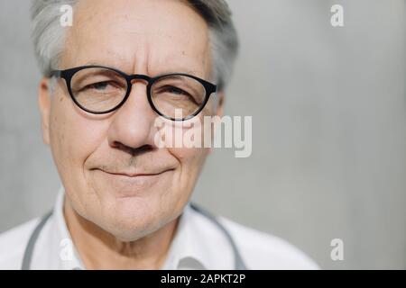 Porträt eines selbstbewussten Seniors Stockfoto