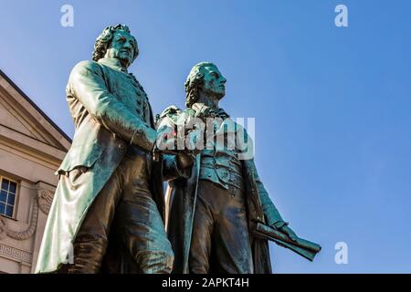 Deutschland, Thüringen, Weimar, Deutsches Nationaltheater, Theaterplatz, Goethe-Denkmal und Schiller-Denkmal, Johann Wolfgang von Goethe-Institut, Friedrich Schillers Stockfoto