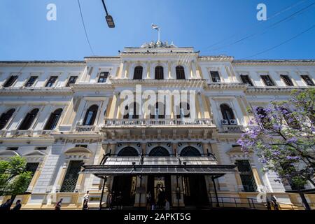 Schöner Blick auf das alte historische Gebäude der Bundespolizei im Zentrum von Buenos Aires, Argentinien Stockfoto