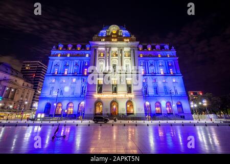 Schöner Blick auf das alte historische Kirchner Kulturzentrum, nachts mit blauen Lichtern, Buenos Aires, Argentinien Stockfoto