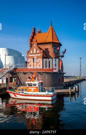 Deutschland, Mecklenburg-Vorpommern, Stralsund, Altbauund Boot im Hafen Stockfoto