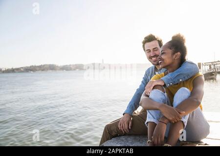Glückliches junges Paar auf Pier an der Waterfront, Lissabon, Portugal Stockfoto