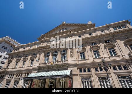 Schöner Blick auf die alte historische Architektur des Hauses "Colón" im Zentrum von Buenos Aires, Argentinien Stockfoto