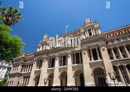Schöner Blick auf das alte historische Gebäude des Obersten Gerichtshofs in Buenos Aires, Argentinien Stockfoto