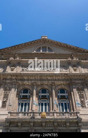 Schöner Blick auf die alte historische Architektur des Hauses "Colón" im Zentrum von Buenos Aires, Argentinien Stockfoto