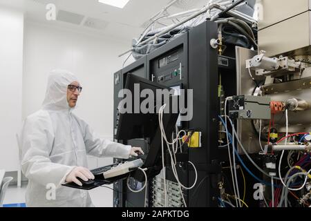 Wissenschaftler, der im Labor des Wissenschaftszentrums arbeitet Stockfoto