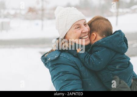 Großmutter und Enkel umarmen Stockfoto