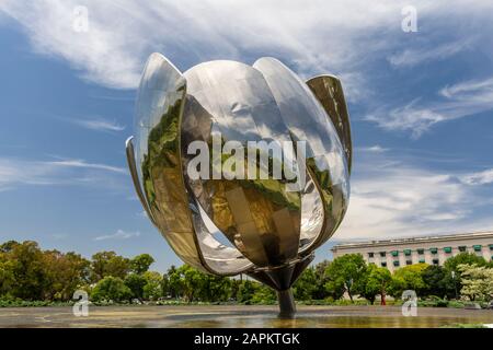 Großes Stahlblumendenkmal Floralis Generica in Recoolatgebiet, Buenos Aires, Argentinien Stockfoto