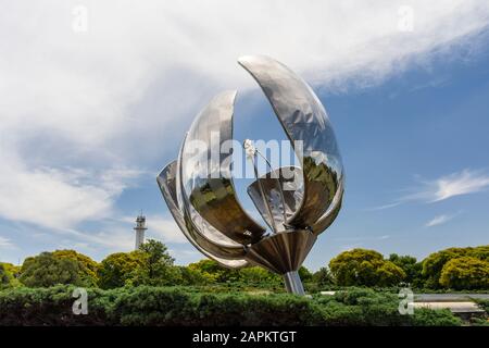 Großes Stahlblumendenkmal Floralis Generica in Recoolatgebiet, Buenos Aires, Argentinien Stockfoto