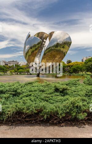 Großes Stahlblumendenkmal Floralis Generica in Recoolatgebiet, Buenos Aires, Argentinien Stockfoto