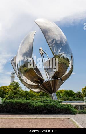 Großes Stahlblumendenkmal Floralis Generica in Recoolatgebiet, Buenos Aires, Argentinien Stockfoto