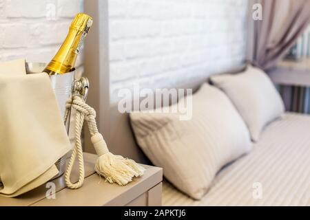 Selektive Aufnahme eines Schlafzimmers mit Wein im Eimer Auf einem Tisch Stockfoto