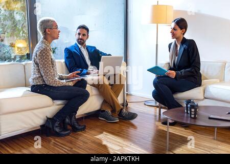 Kollegen arbeiten in der Lounge zusammen Stockfoto