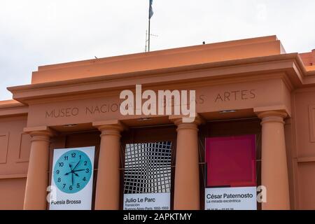 Orangefarbene Fassade des Gebäudes Des Fine Arts Museum in der Gegend von Recoleta, Buenos Aires, Argentinien Stockfoto