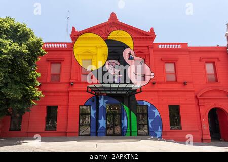 Farbenfrohes rotes Gebäude im Kulturzentrum Recoleta, Buenos Aires, Argentinien Stockfoto