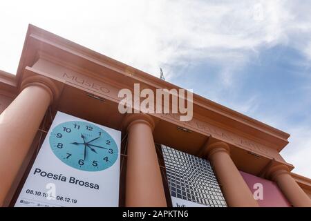 Orangefarbene Fassade des Gebäudes Des Fine Arts Museum in der Gegend von Recoleta, Buenos Aires, Argentinien Stockfoto