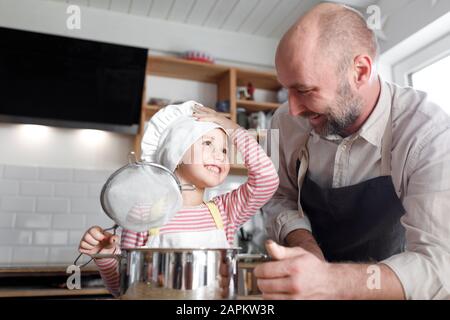 Vater und Tochter in der Küche Stockfoto