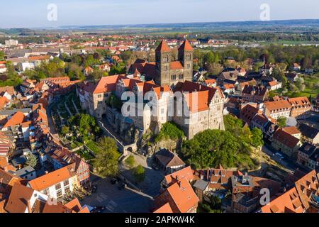 Deutschland, Sachsen-Anhalt, Quedlinburg, Luftaufnahme des Klosters Quedlinburg und der umliegenden Stadthäuser Stockfoto