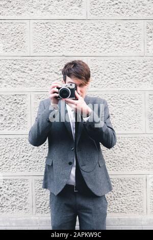 Porträt des jungen Geschäftsmannes, der mit der Kamera fotografieren kann Stockfoto