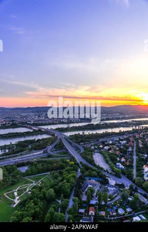 Österreich, Wien, Stadtbild vom Donauturm bei Sonnenuntergang Stockfoto