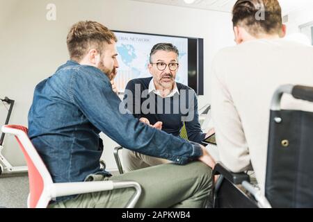Drei Geschäftsleute haben ein Treffen im Büro Stockfoto