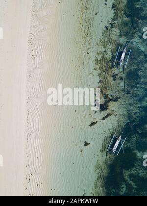 Indonesien, Bali, Nusa Dua Strand, Luftaufnahme von Auslegerbooten, die auf dem Meer verankert sind Stockfoto