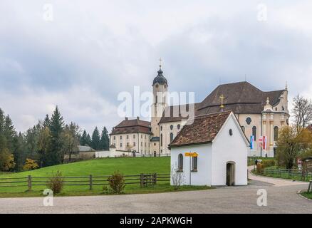 Deutschland, Bayern, Steingaden, kleine Kapelle vor der Wallfahrtskirche wies Stockfoto